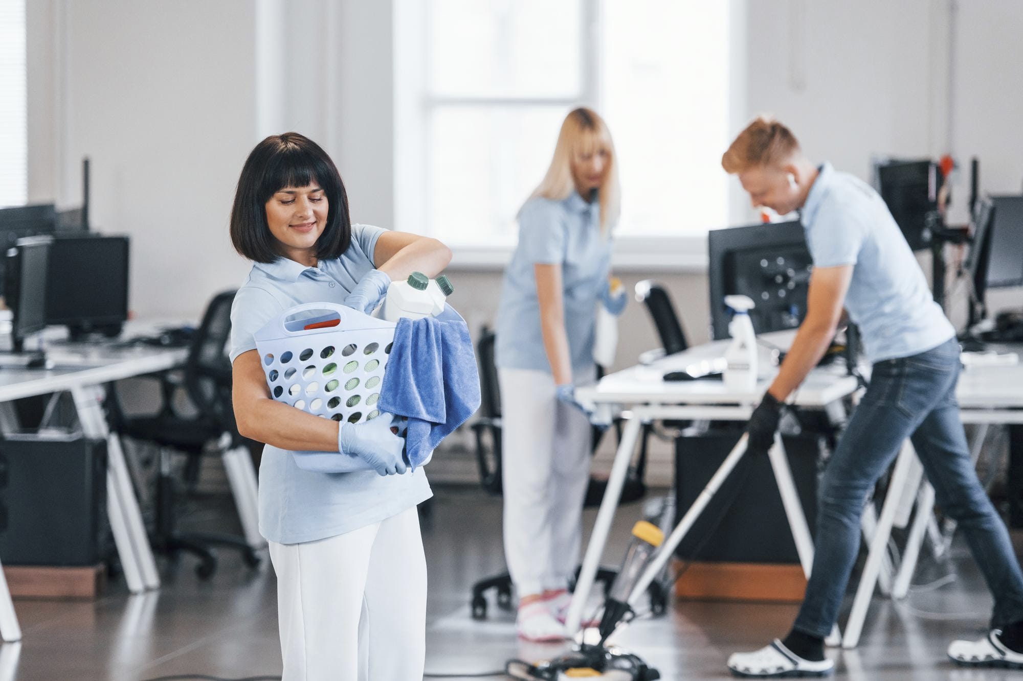 Professional cleaner providing a house cleaning service NYC & NJ